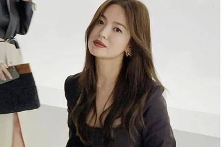 宋慧乔米兰时装周生图曝光，黑丝冷艳造型风格大变