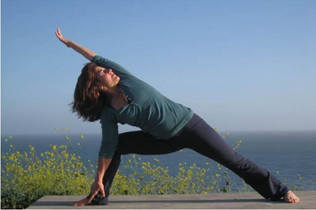 常练三个瑜伽动作，拥有修长美腿不再困难