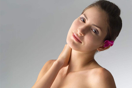 女性肩颈酸痛的痛苦，坐姿瑜伽帮你缓解