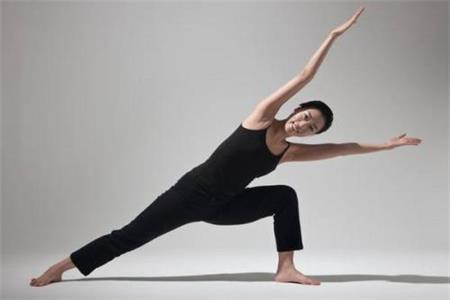 女生做瑜伽动作要标准，这样好处和作用才会翻倍
