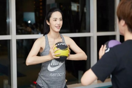 羡慕女明星生完孩子依旧少女，孕妇练习瑜伽改善体态