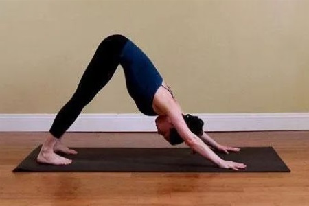 瘦腿又提臀的瑜伽动作，拯救女生粗壮小腿