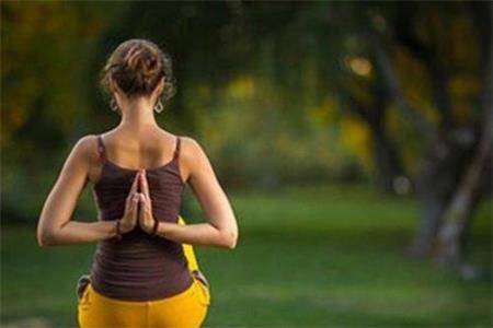 这几个瑜伽动作简单易学，拯救你的筋骨不酸痛