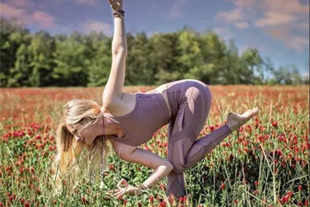 瑜伽乌鸦式的变体姿势，学会了让你身体强壮