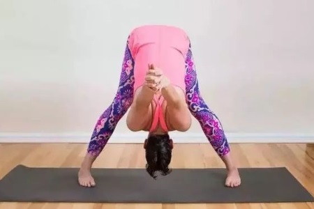 女性产后瑜伽动作