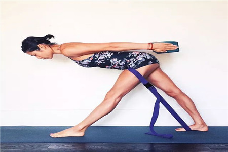 瑜伽老师的私密体式动作教程分析，打开胯部正确练习瑜伽