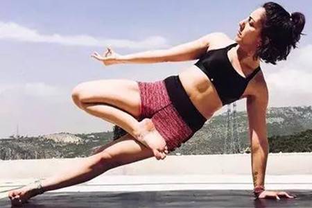 全身消脂的瑜伽动作，让女生瘦出窈窕曲线