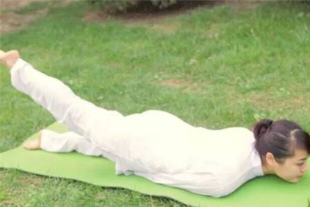 简单瑜伽体式，让女生排出毒素轻松瘦下来