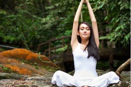 瑜伽初入门教学视频，四个新手拉伸的基础动作图片