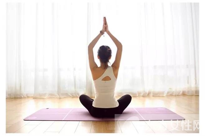 瑜伽瘦手臂动作 4式瑜伽让你轻松告别蝴蝶臂