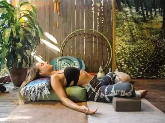 瑜伽练习的修复运动：修复瑜伽了解一下