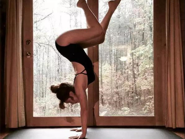 练习瑜伽遇到难题？手部力量要练好