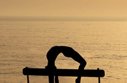 新手瑜伽减肥的动作 仰卧扭转式