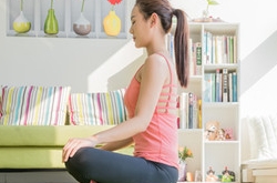 用瑜伽球减肥的动作有哪些 减肥瑜伽怎么做