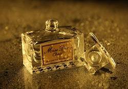 女神化妆台必有的四款经典香水