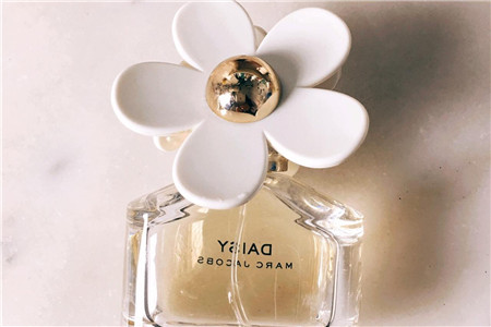 甜美香水蔓延梦幻少女感，清爽雏菊散发魅力