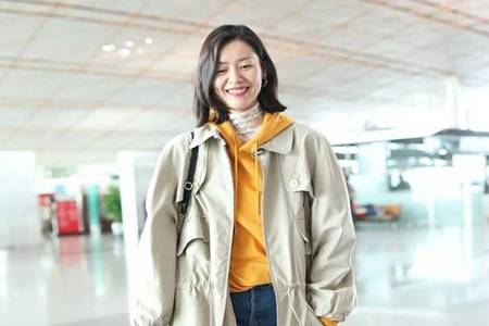 2020冬季如何穿出减龄气质高级感 卫衣+外套刘雯的正确打开方式