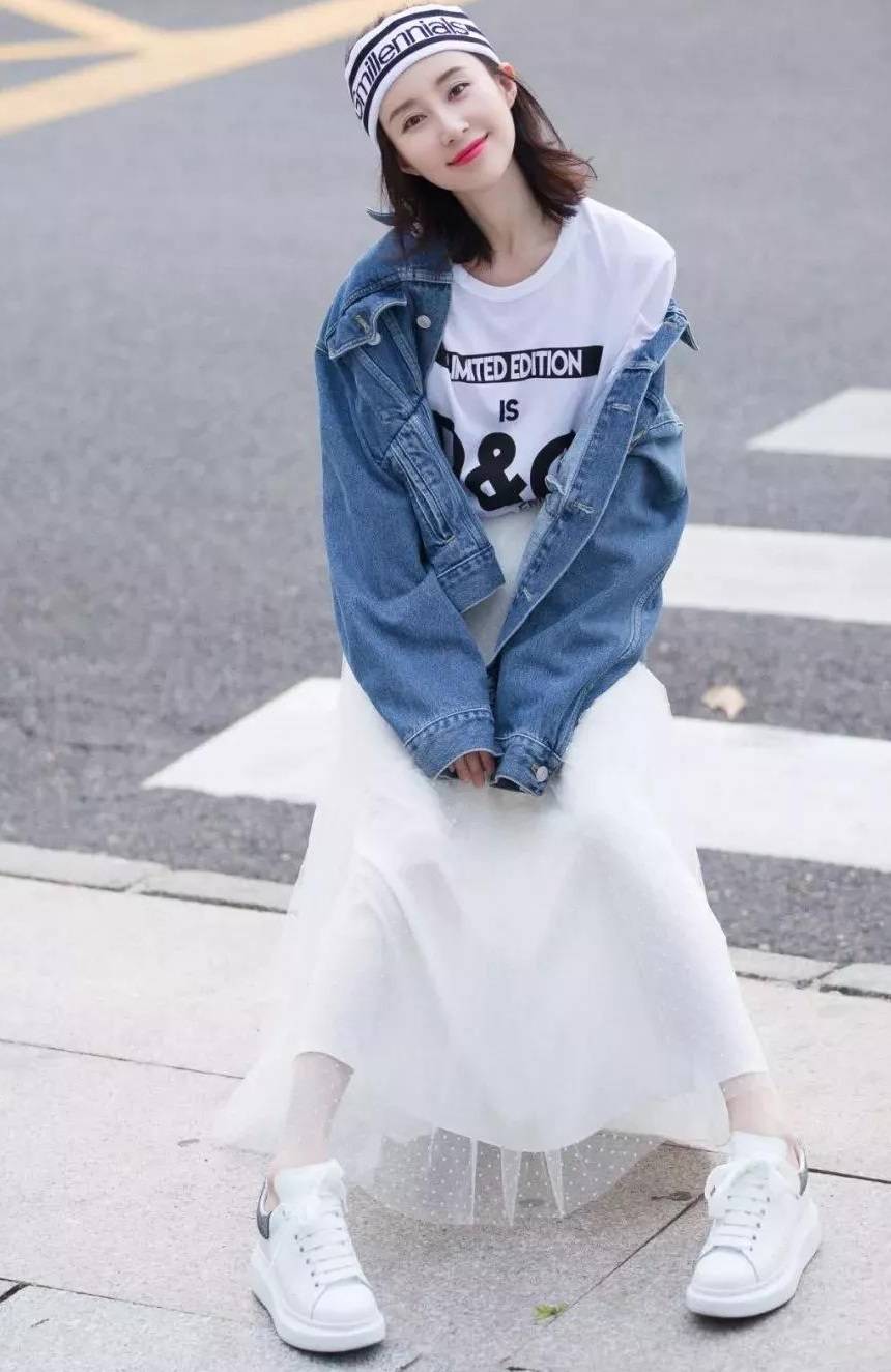 T恤太普通？搭配这些裙子温柔随性