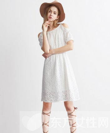 镂空游走全身 恰到好处的性感这么穿就对了