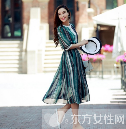 条纹长裙怎么搭配 平淡or时髦条纹照单全收