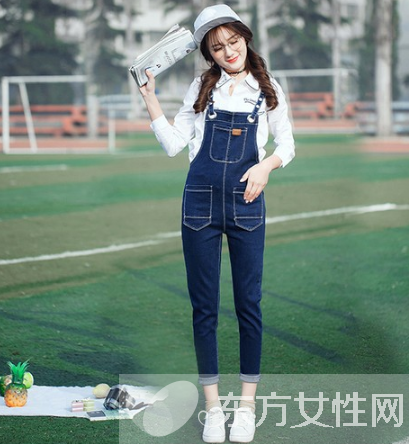 吊带牛仔裤怎么搭配 一起来探究牛仔的隐藏魅力