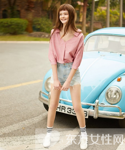 时尚女郎穿衣打扮 细节小衫玩出更多新花样