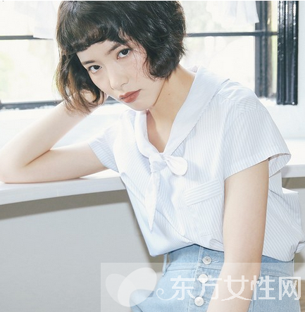 时尚女郎穿衣打扮 细节小衫玩出更多新花样