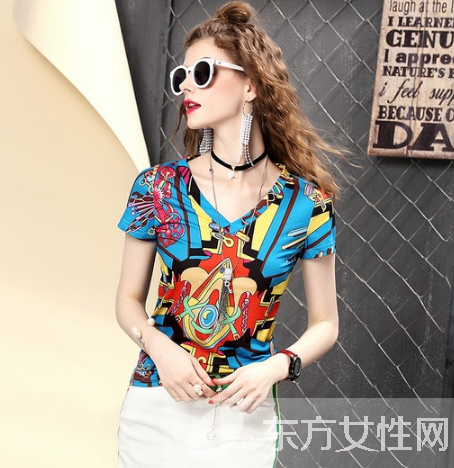 短袖T恤怎么穿才时尚 随性自在以不变应万变