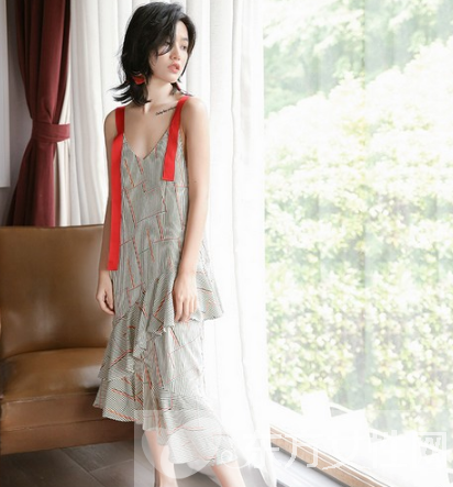 印花吊带裙清凉来袭 打造夏日最亮风景