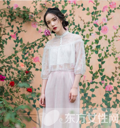 蕾丝连衣裙搭配技巧 温柔了女人惊艳了夏季