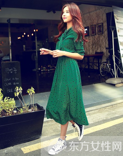 波点裙就该这么撞色 波点控的春天很抢眼