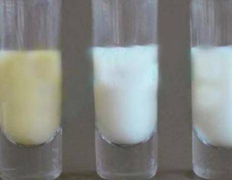  初乳是什么颜色