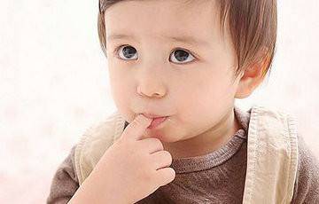 孩子不自信爱咬指头？原来是因为这个原因