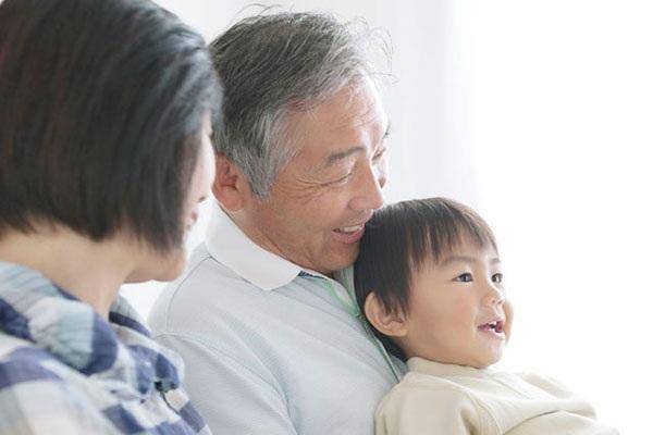有这样的公婆帮你带孩子，不用担心孩子教育问题