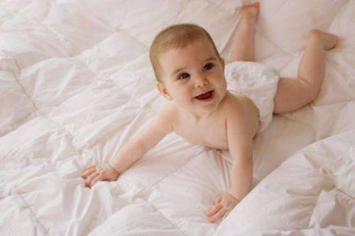 给婴儿换尿布的时候需要注意什么