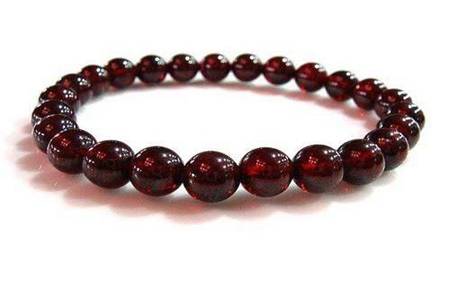 石榴石的功效与作用 三种女人戴石榴石的好处