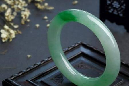 和田碧玉和翡翠的区别是什么 翡翠要怎么鉴定真假