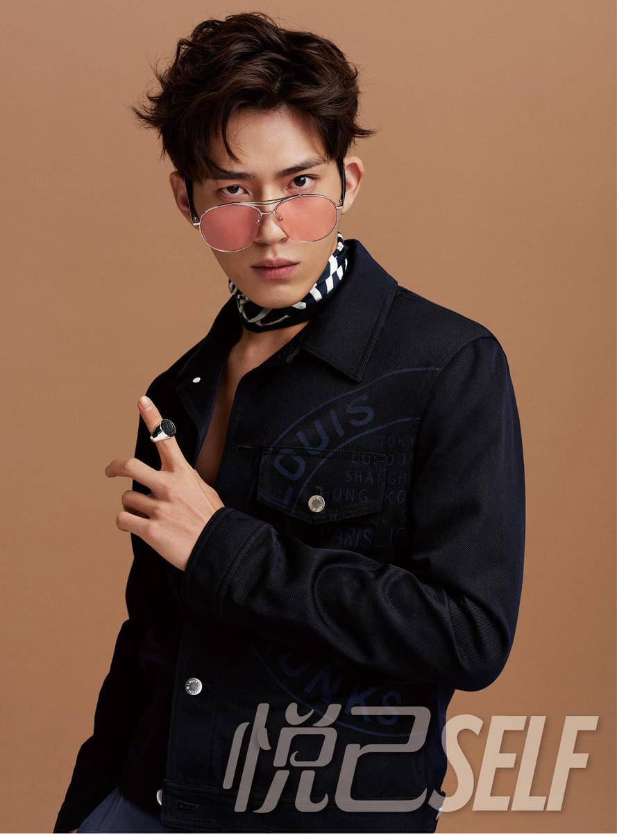 井柏然登《悦己》杂志十二月刊 从贵族绅士到俏皮少年