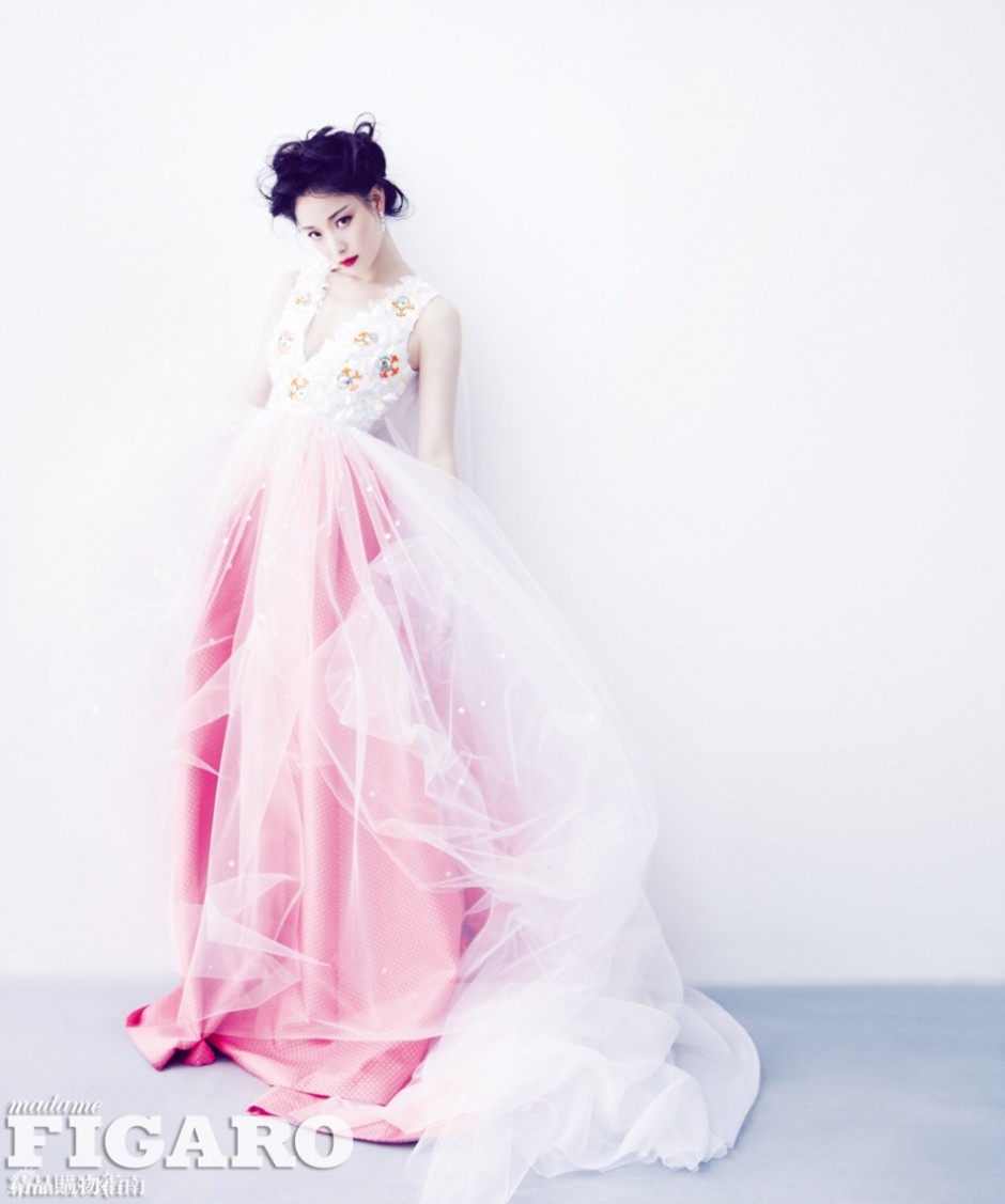 倪妮性感造型登杂志封面 红唇雪肌显美艳风情