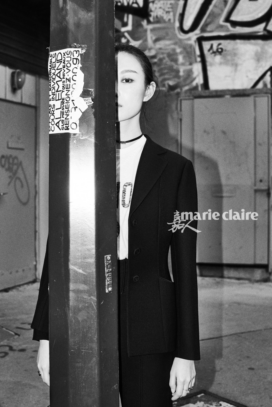 倪妮杂志封面大片玩转冷酷风 深情高冷张力十足