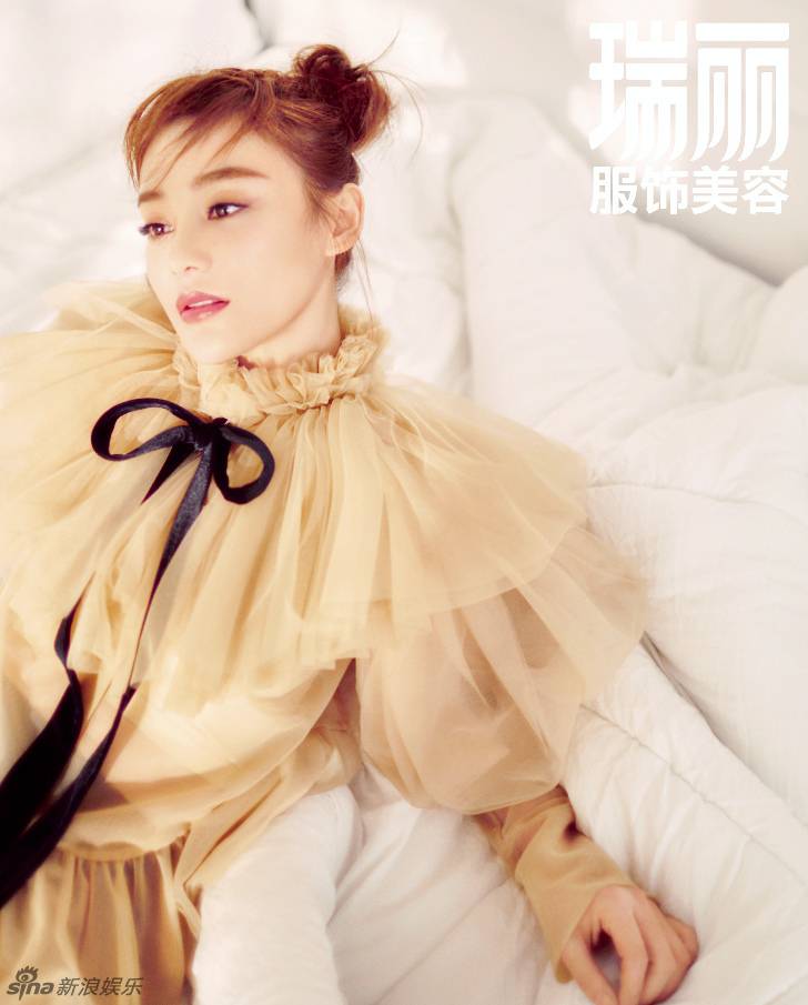 袁姗姗登《瑞丽》杂志封面 甜美俏皮上演美食诱惑