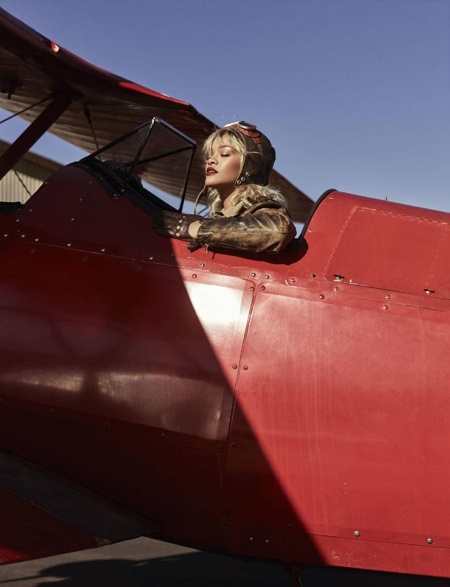 蕾哈娜登杂志封面 化身金发飞行员火力全开