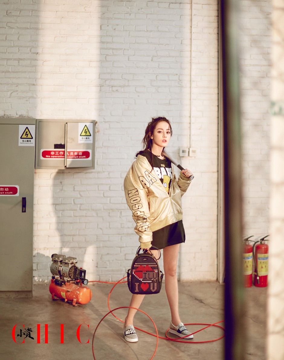 迪丽热巴登杂志封面 多种风格变换显率真