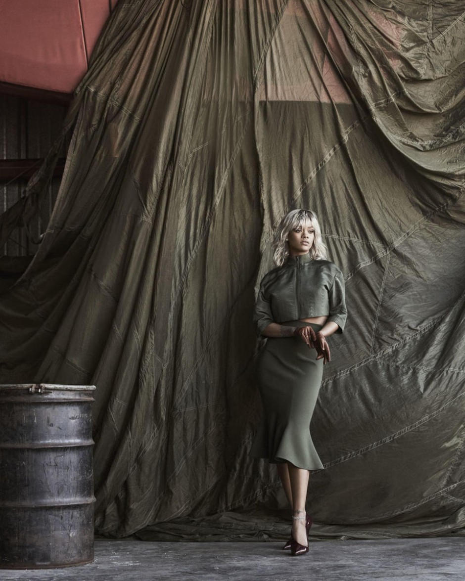 蕾哈娜登杂志封面 化身金发飞行员火力全开