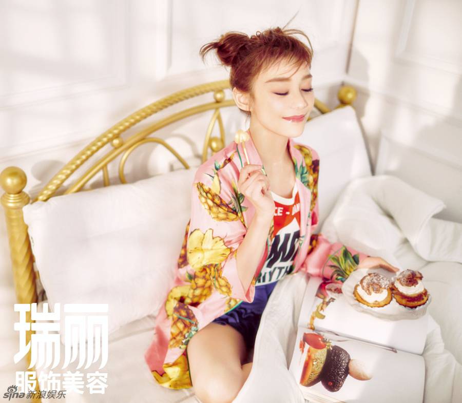 袁姗姗登《瑞丽》杂志封面 甜美俏皮上演美食诱惑