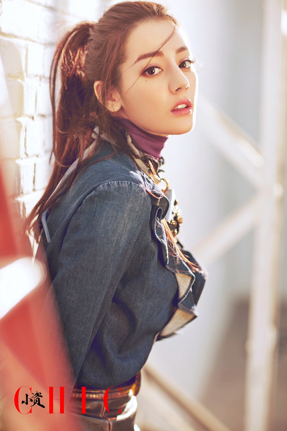 迪丽热巴登杂志封面 多种风格变换显率真