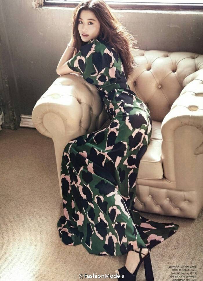 全智贤杂志封面大片公开 气质出众长腿美艳