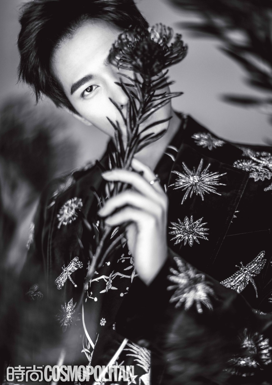杨洋登《时尚COSMO》杂志封面 化身暗夜花美男