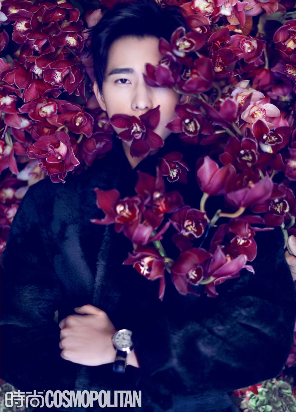 杨洋登《时尚COSMO》杂志封面 化身暗夜花美男