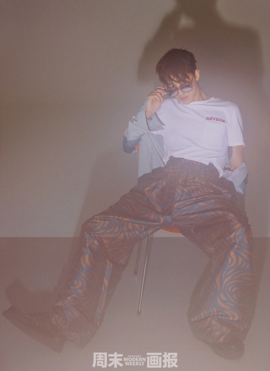 人气偶像许魏洲杂志封面 双目透视三月春光